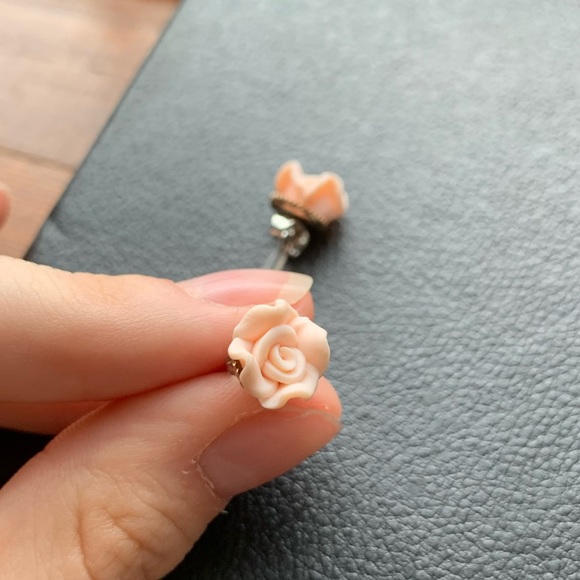 Jewelry - light pink rose stud earrings in silver.